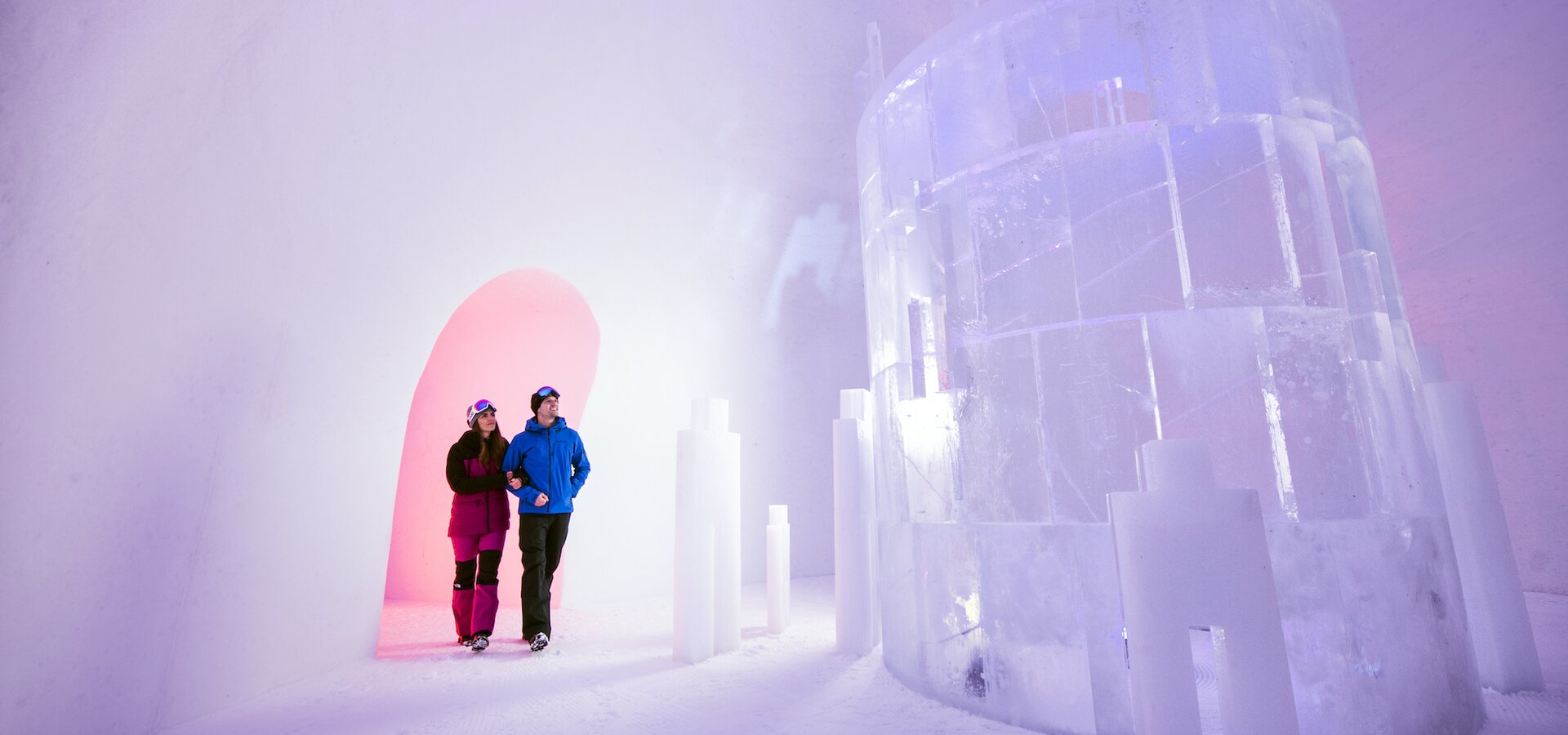 In den drei einzigartig inszenierten Iglus auf 2.600 Meter Seehöhe begeistert wieder ein vom Kärntner Künstler Max Seibald inszeniertes Gesamtkunstwerk aus Eis und Schnee, heuer mit einem überdimensionalen „Eis-Turm“ als Höhepunkt. | © Kitzsteinhorn 