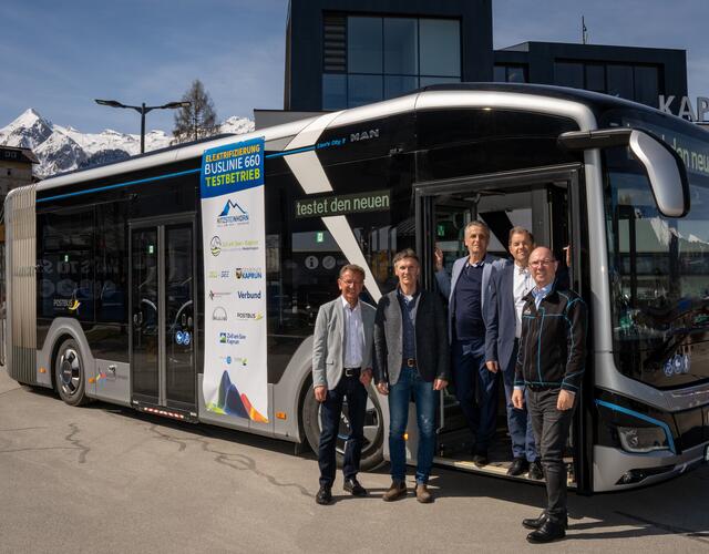E-Bus mit Aufschrift und Männern davor vor Gebäude und Bergen | © Kitzsteinhorn / Edith Danzer