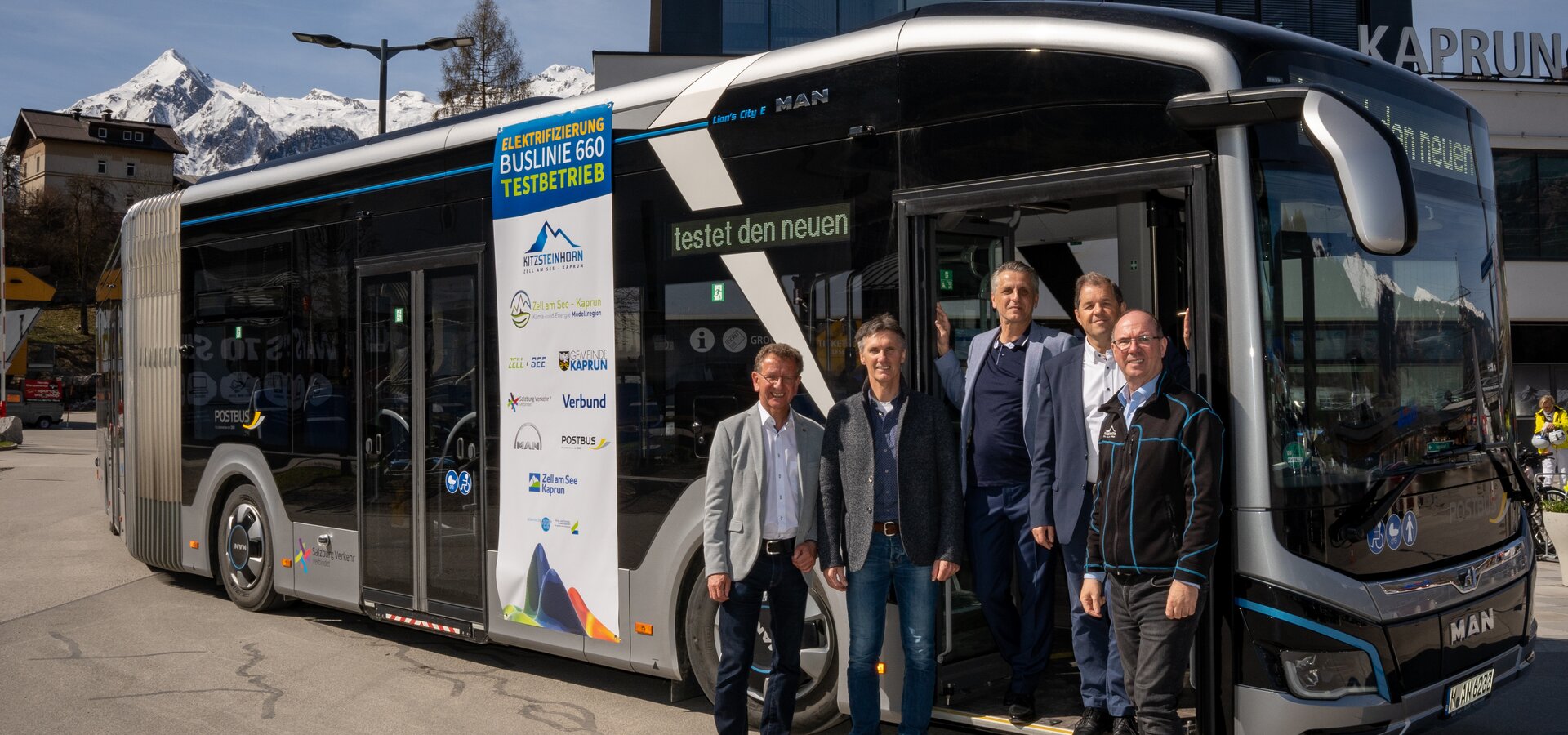 E-Bus mit Aufschrift und Männern davor vor Gebäude und Bergen | © Kitzsteinhorn / Edith Danzer