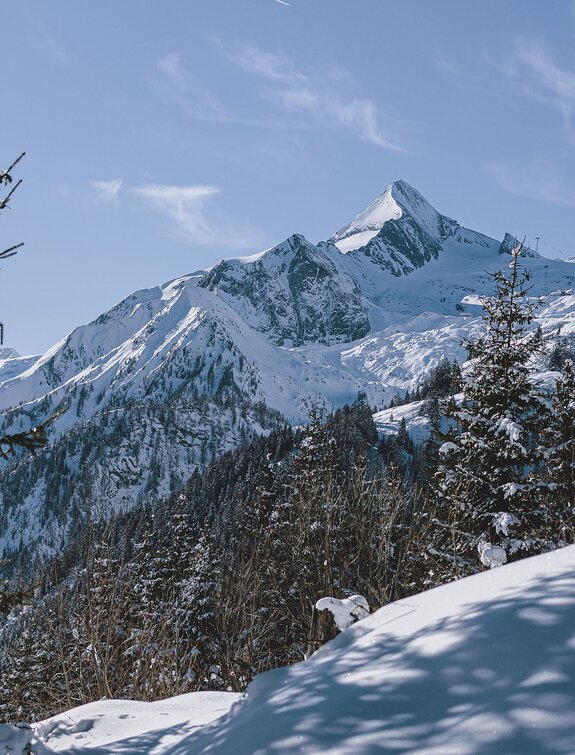 Verschneite Berglandschaft mit dem Kitzsteinhorn im Winter bei strahlendem Sonnenschein