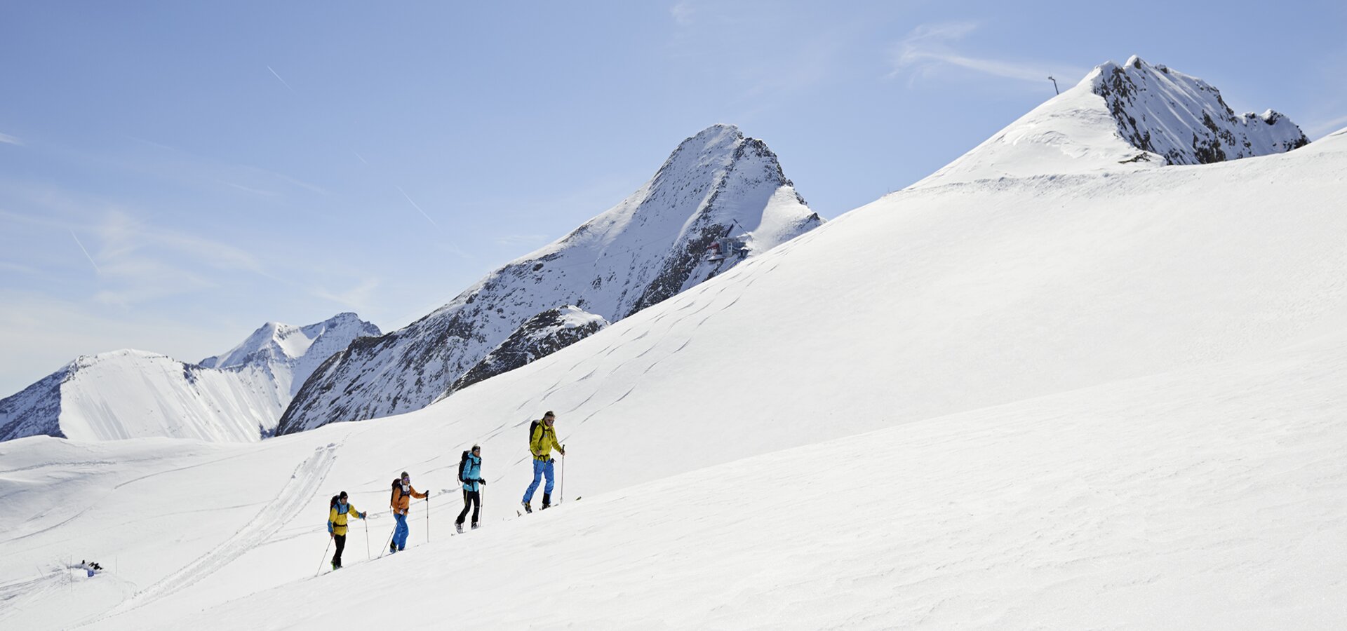 Tourenskigeher gehen in einem Schneefeld am Kitzsteinhorn im Rahmen des Bergwelten Skitouring Festivals. | © Bergwelten, Manuel Ferrigato