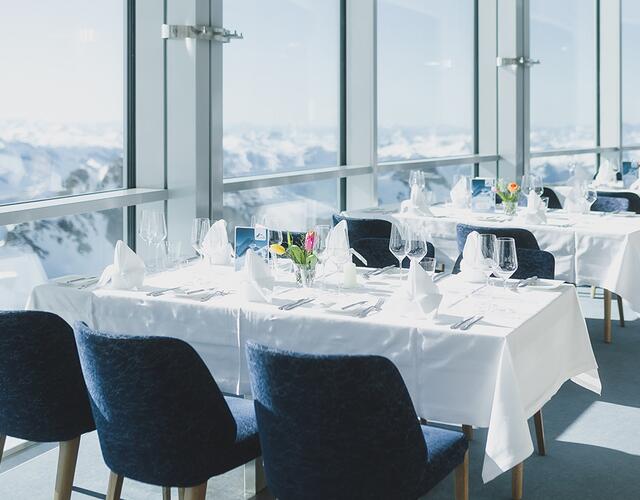 Set table with flowers, glasses and napkins in front of a bright window | © Stefanie Oberhauser