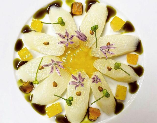 Flower-shaped dish made from chicory and blossoms | © Johannes Nuding