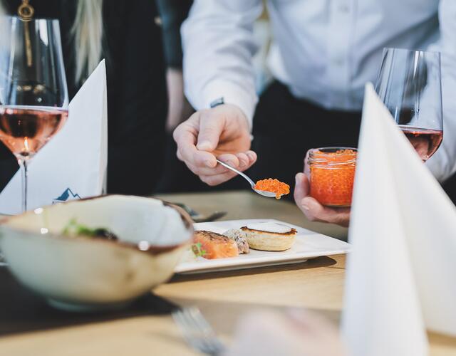 Wine Flight & Tapas Delight at the Kitzsteinhorn  | © Stefanie Oberhauser