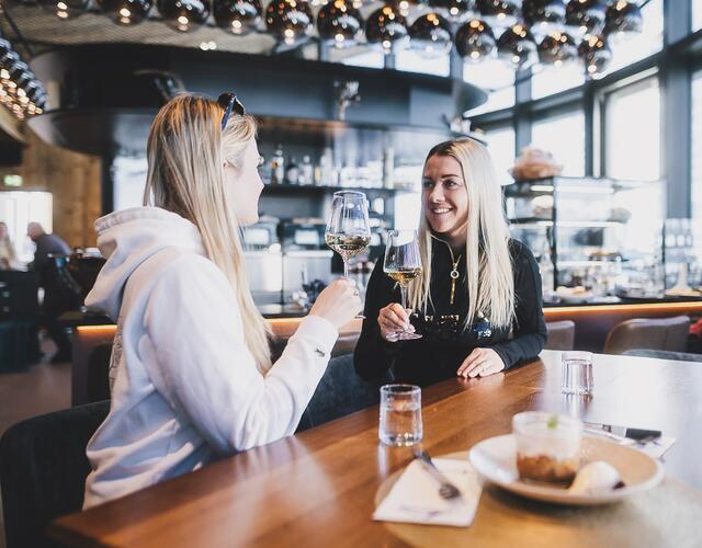 Wine Flight & Tapas Delight at the Kitzsteinhorn  | © Stefanie Oberhauser