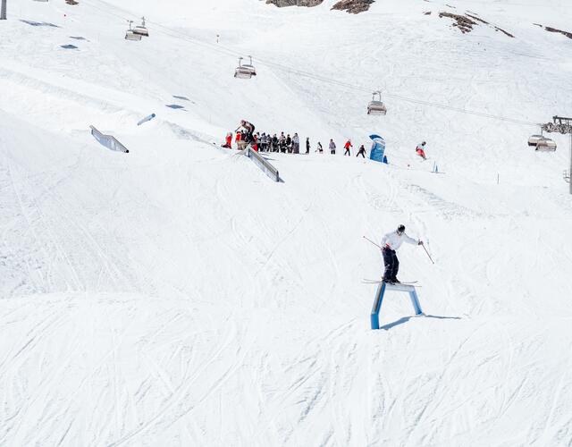 Downdays Snowpark Tour am Kitzsteinhorn  | © Miriam Lottes