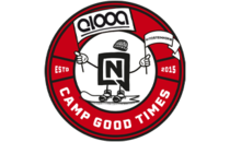 Rotes rundes Camp-Logo mit snowboardender Figur