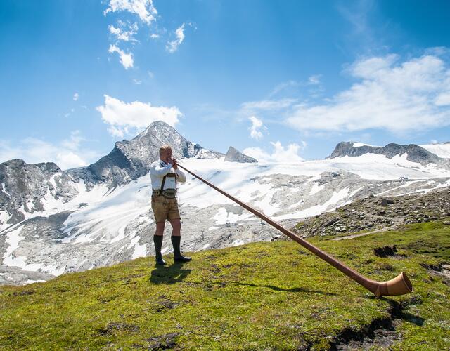 Tradition sind mittlerweile auch die jährlich stattfindenden GIPFELKLÄNGE, ein Alphornfestival am Kitzsteinhorn | © Kitzsteinhorn