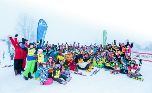 GLÜHWÜRMCHENLAUF LECHNERBERG | © Kitzsteinhorn Ausgestattet mit Leuchtstäben und in Begleitung von Skilehrern geht es im Dunkeln über die Pisten | © Kitzsteinhorn