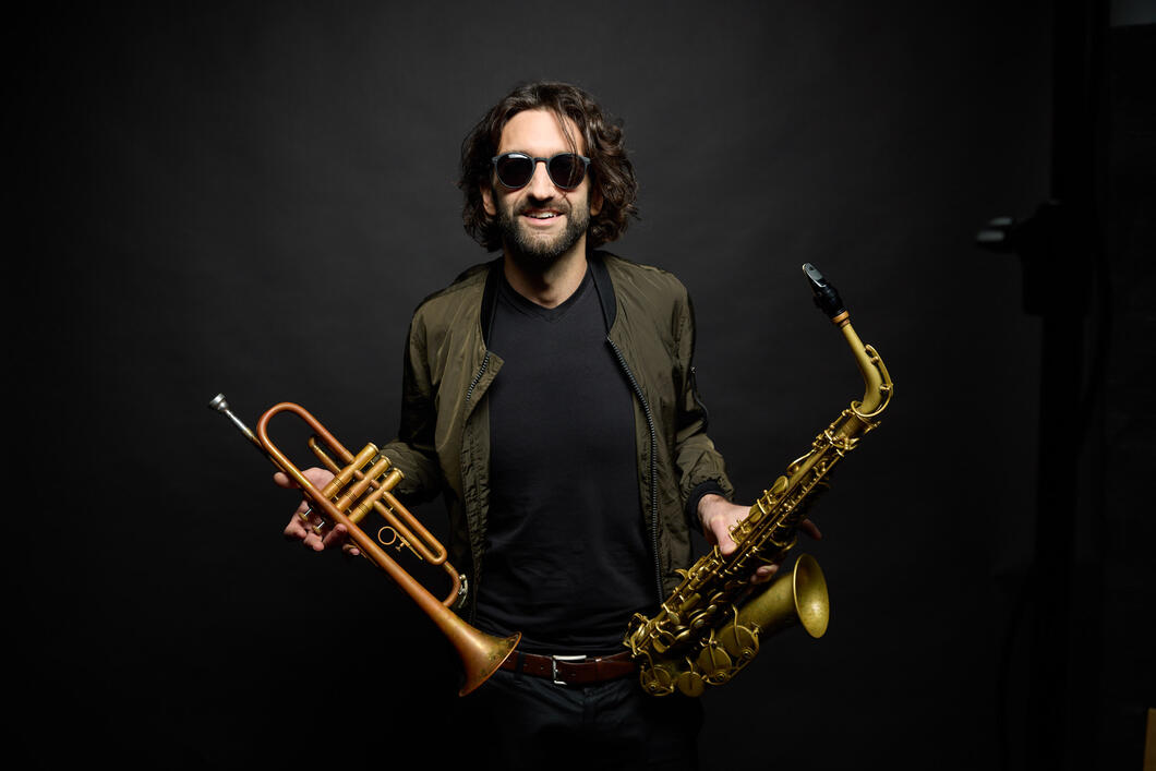 Man with sunglasses holding trumpet and saxophone in his hands | © Thomas Unterberger