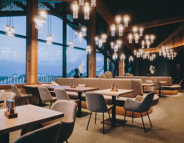 Stilvolles Bergrestaurant mit Panoramafenstern und Hängelampen