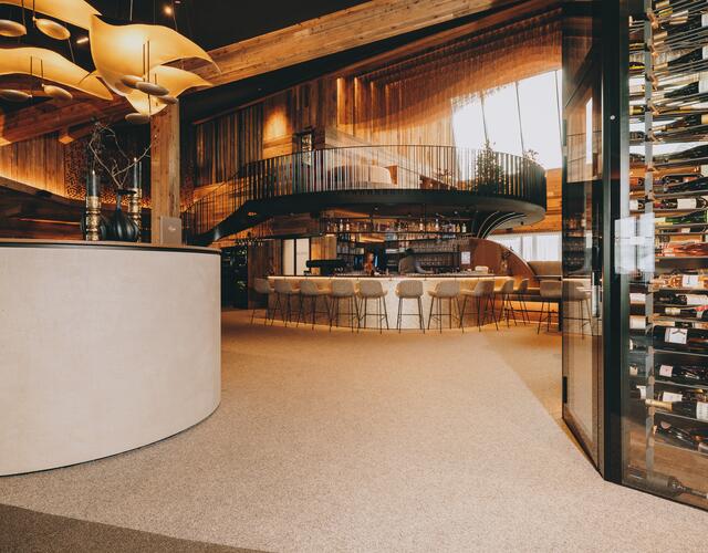 Luxuriöse Holzbar mit Wendeltreppe und Weinkeller