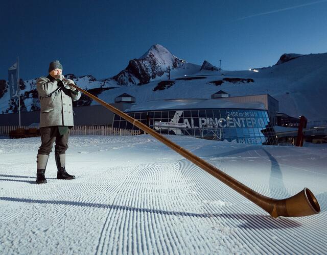 Listening deeply moved to the archaic, powerful sounds of the alpenhorn | © Kitzsteinhorn