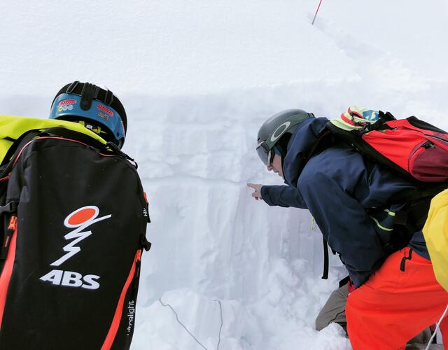 Two people looking at snow profile in the snow | © ÖAV / Lisa Hampfer