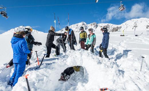 Gruppe von Wintersportlern übt am Kitzsteinhorn die Lawinenrettung mit Sonden und Schaufeln im Schnee | © Heli Fotoguide