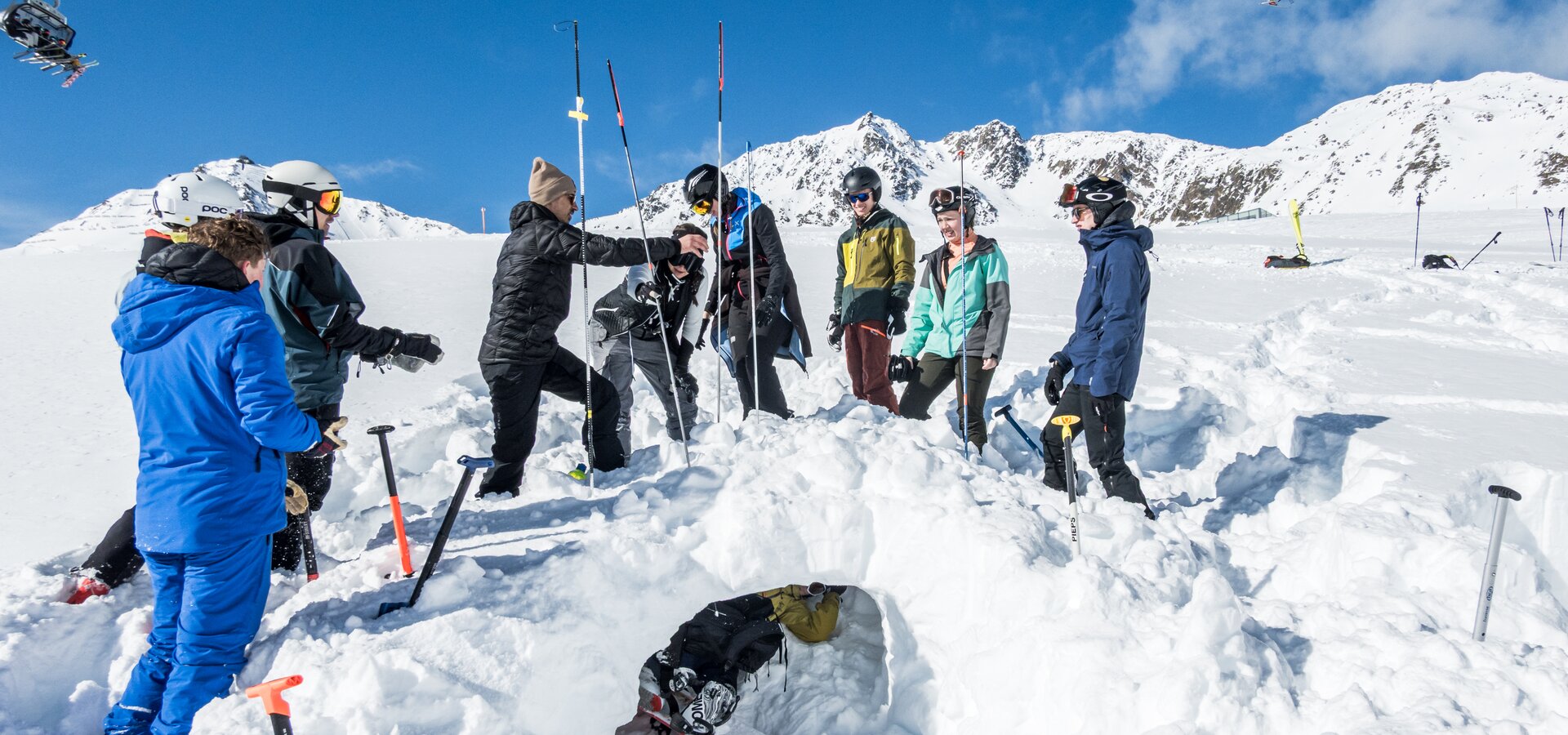 Risk'n'fun Freeride Campat the Kitzsteinhorn  | © Heli Fotoguide Group of winter sports participants practicing avalanche rescue with probes and shovels in the snow at the Kitzsteinhorn | © Heli Fotoguide