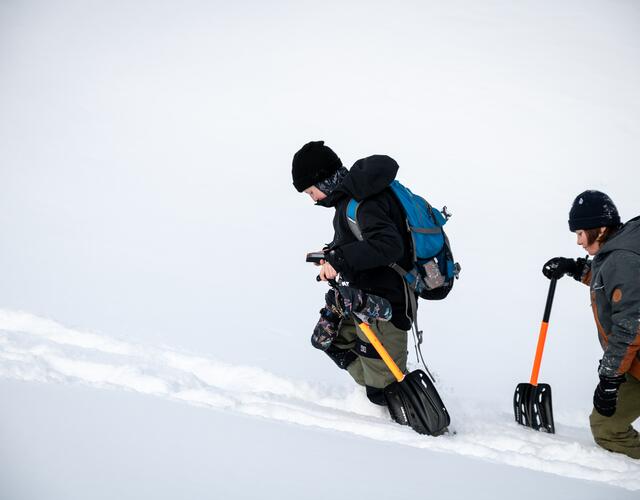 risk´n´fun NEXT LEVEL - FREERIDE CAMP am Kitzsteinhorn  | © Stef Scheitl Zwei Kinder stapfen mit einem Lawinensuchgerät und einer Schaufel durch tiefen Schnee | © Stef Scheitl