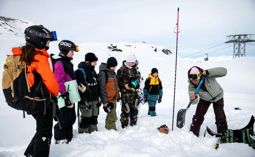 Eine Gruppe von Kindern beim Risk’n’Fun Next Level Freeride Camp am Kitzsteinhorn, der Trainer zeigt mit der Schaufel, wie man im Ernstfall Menschen bei einer Lawine sucht | © Stef Scheitl