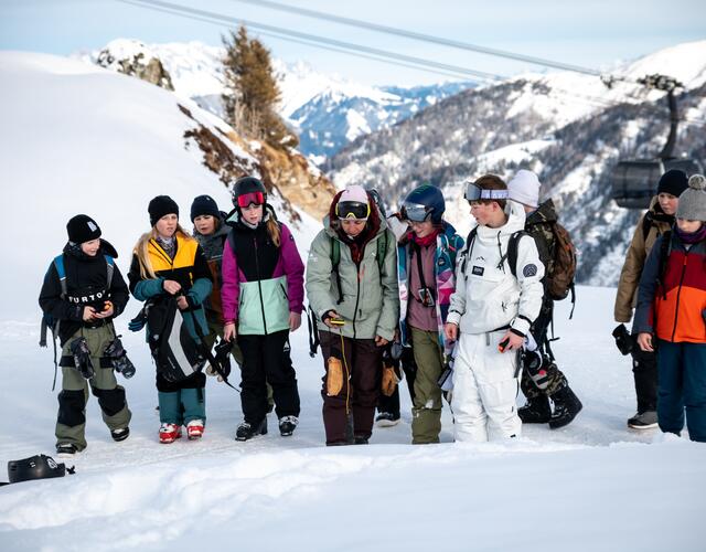 risk´n´fun NEXT LEVEL - FREERIDE CAMP am Kitzsteinhorn  | © Stef Scheitl Eine Gruppe von Kindern beim Risk’n’Fun Next Level Freeride Camp am Kitzsteinhorn, geführt von einem Trainer, der ein Lawinensuchgerät in der Hand hält | © Stef Scheitl