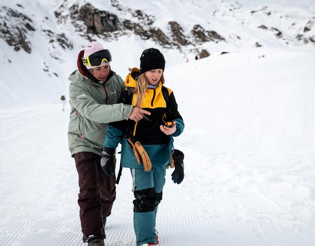 risk´n´fun NEXT LEVEL - FREERIDE CAMP am Kitzsteinhorn  | © Stef Scheitl Die Trainerin beim Risk’n’Fun Next Level Freeride Camp am Kitzsteinhorn zeigt einem Kind den Umgang mit dem Lawinensuchgerät | © Stef Scheitl