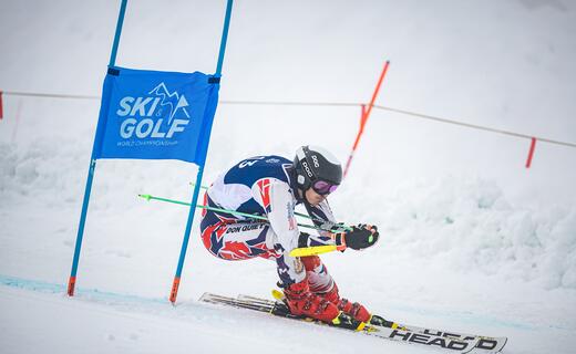Skirennläufer im Slalomtor auf winterlicher Piste