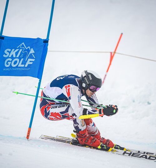 Skirennläufer im Slalomtor auf winterlicher Piste