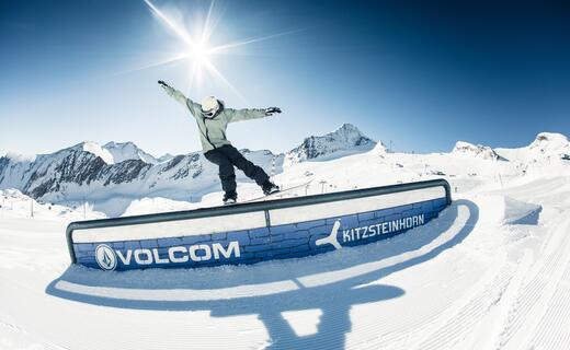 Snowboarder auf Rail im Snowpark Kitzsteinhorn vor Bergpanorama. | © Kitzsteinhorn / Markus Rohrbacher