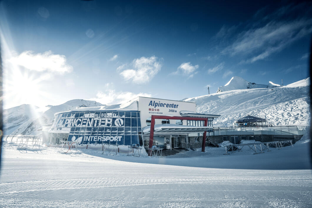 Kitzsteinhorn Alpincenter 2.450 m | © Kitzsteinhorn Alpincenter mit InfoService, SB Marktrestaurant, Sportshop, Skyline Bar, Schirmbar Parasol | © Kitzsteinhorn
