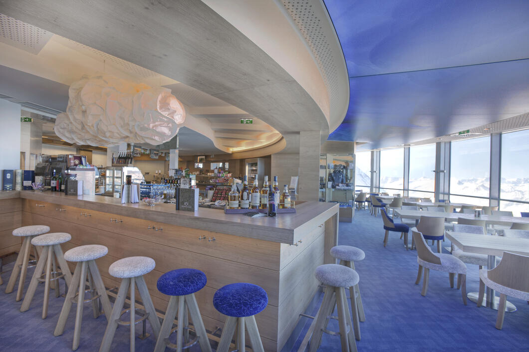 Gipfel Restaurant | © Kitzsteinhorn In der modernen Einrichtung im alpinen Stil spiegeln sich harmonisch die Elemente Schnee, Eis und der blaue Himmel | © Kitzsteinhorn