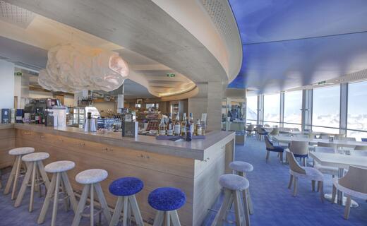 Gipfel Restaurant | © Kitzsteinhorn In der modernen Einrichtung im alpinen Stil spiegeln sich harmonisch die Elemente Schnee, Eis und der blaue Himmel | © Kitzsteinhorn