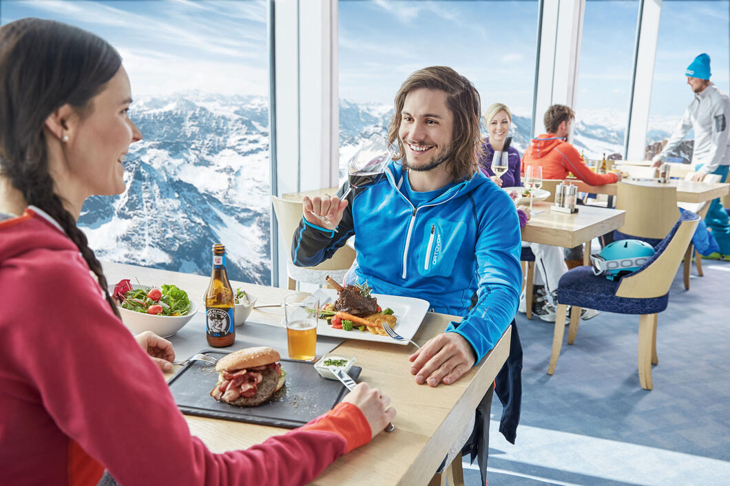 Gipfel Restaurant (2) | © Kitzsteinhorn Als ausgezeichneter Betrieb der „Via Culinaria - Genussweg für Hüttenhocker“ im Salzburger Land legt das Gipfel Restaurant Augenmerk auf beste Qualität | © Kitzsteinhorn