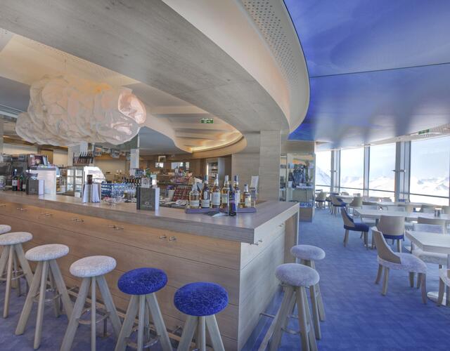 GIPFEL RESTAURANT BAR | © Kitzsteinhorn In der modernen Einrichtung im alpinen Stil spiegeln sich harmonisch die Elemente Schnee, Eis und der blaue Himmel | © Kitzsteinhorn