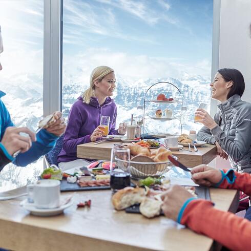 GIPFEL RESTAURANT 3.029M | © Kitzsteinhorn Gletscher Frühstück: mit feinen hausgemachten Muntermachern und Energiespendern in den Tag starten | © Kitzsteinhorn