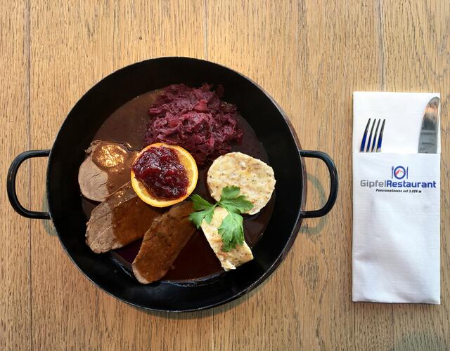 Hirschbratl mit Rotkraut und Serviettenknödel | © Kitzsteinhorn