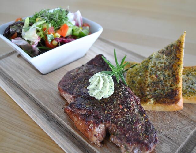 Steak & Salad | © Kitzsteinhorn
