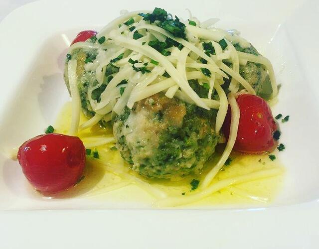 Hausgemachte Spinatknödel mit geschmorten Kirschtomaten | © Kitzsteinhorn