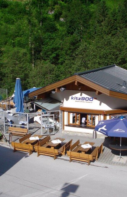 Vom kleinen Snack bis zum Après Ski im chicen alpinen Design mit gemütlicher Bar und Wintergarten | © Kitzsteinhorn