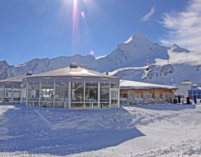 Sun worshippers take a seat on the wind-protected terrace | © Kitzsteinhorn