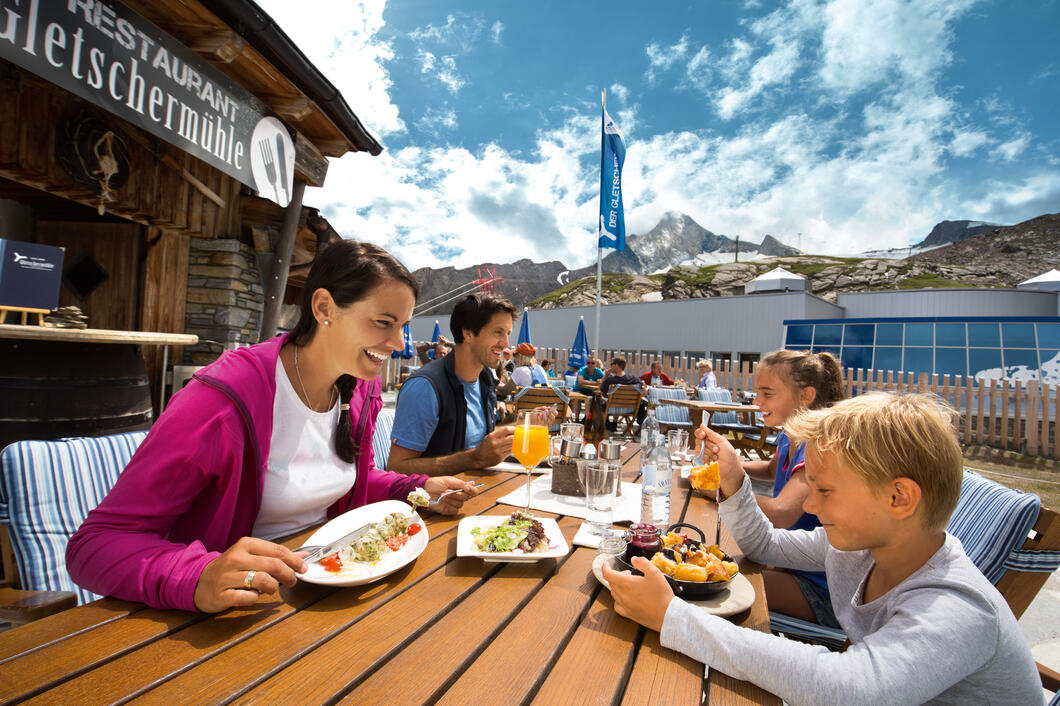 Auf dem Sonnenplateau beim Alpincenter auf 2.450 Metern lässt es sich im Restaurant Gletschermühle gemütlich und typisch Österreichisch speisen | © Kitzsteinhorn