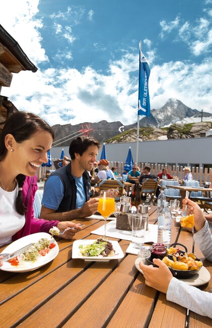 Auf dem Sonnenplateau beim Alpincenter auf 2.450 Metern lässt es sich im Restaurant Gletschermühle gemütlich und typisch Österreichisch speisen | © Kitzsteinhorn