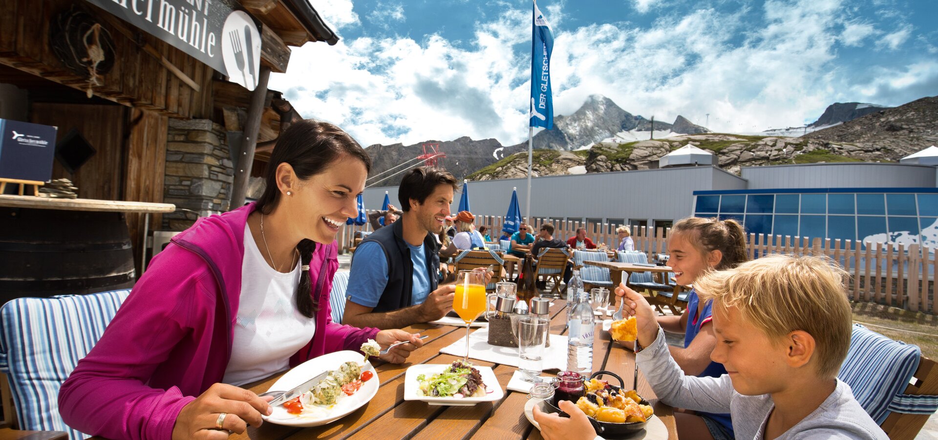 Auf dem Sonnenplateau beim Alpincenter auf 2.450 Metern lässt es sich im Restaurant Gletschermühle gemütlich und typisch Österreichisch speisen | © Kitzsteinhorn