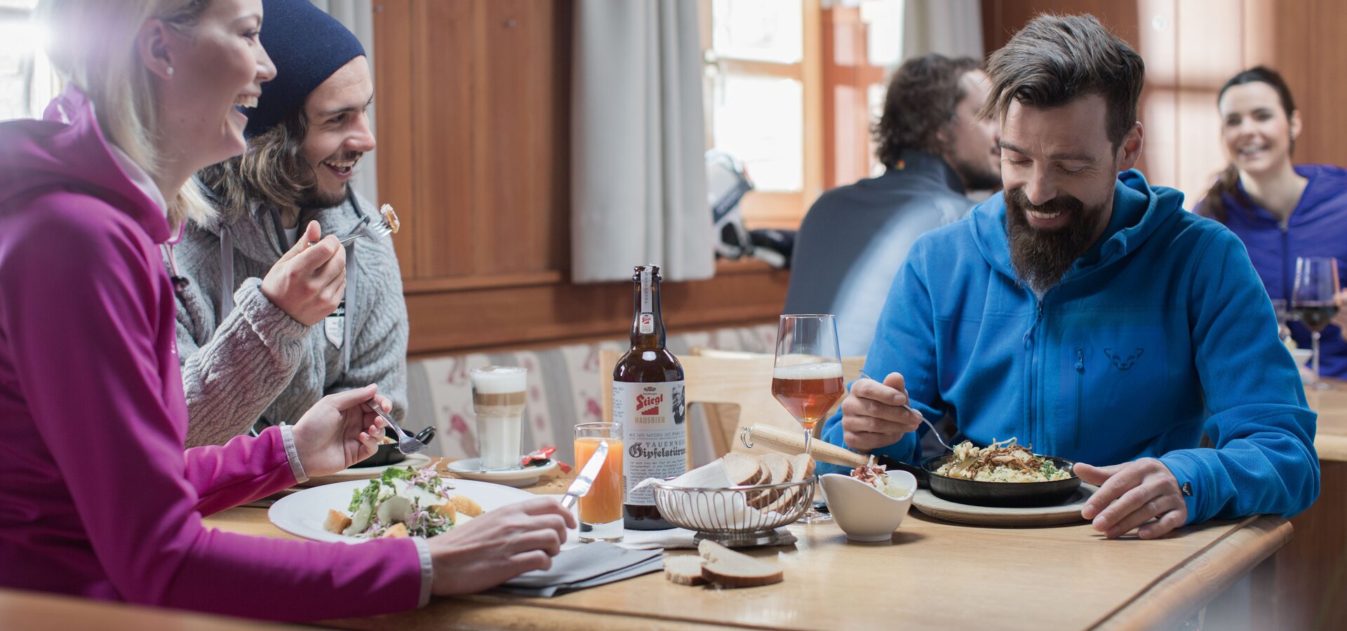 Das typisch österreichische Bedienungsrestaurant am Kitzsteinhorn auf 2.450 Metern | © Kitzsteinhorn