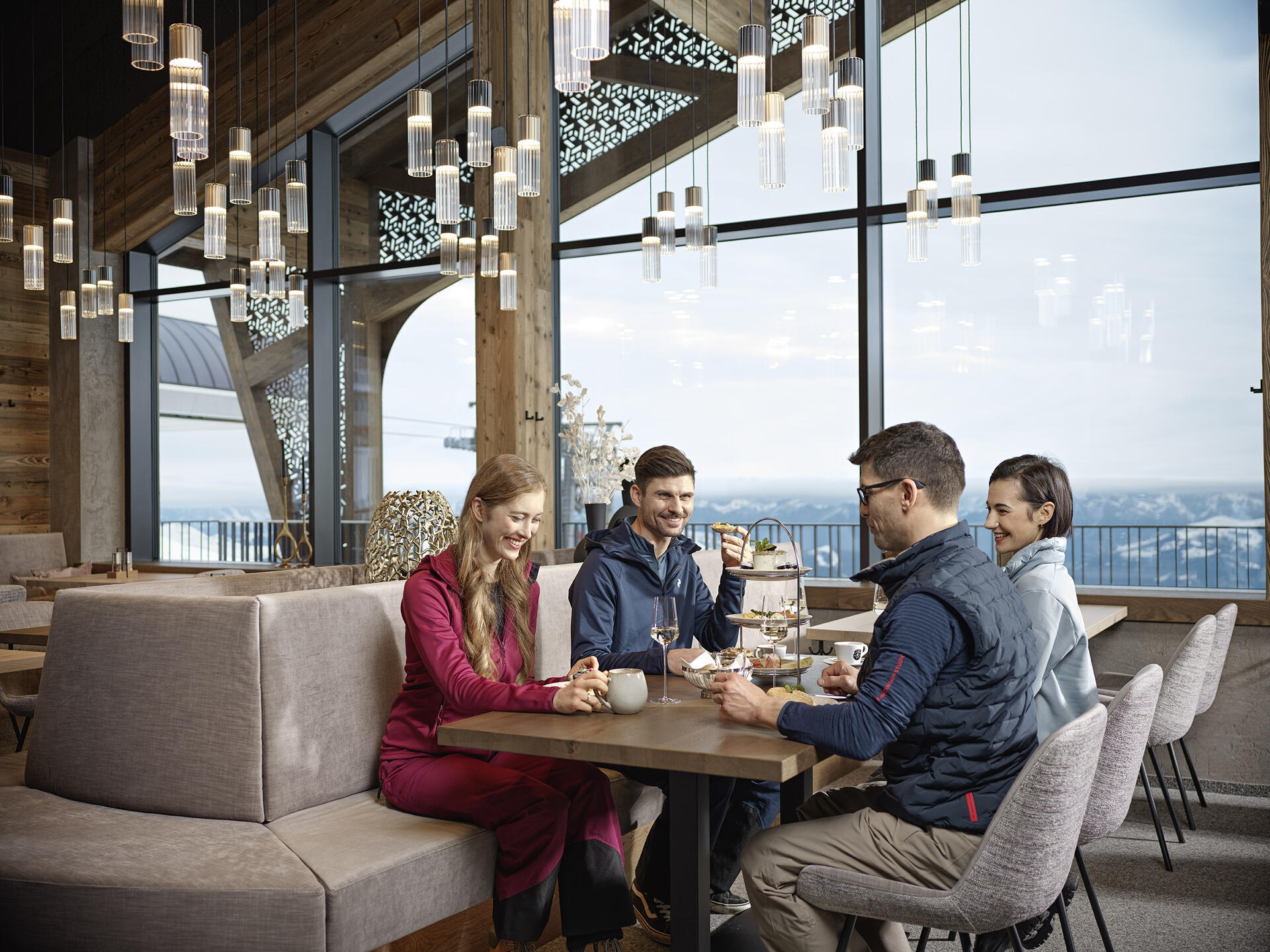 Vier Personen essen im modernen Bergrestaurant