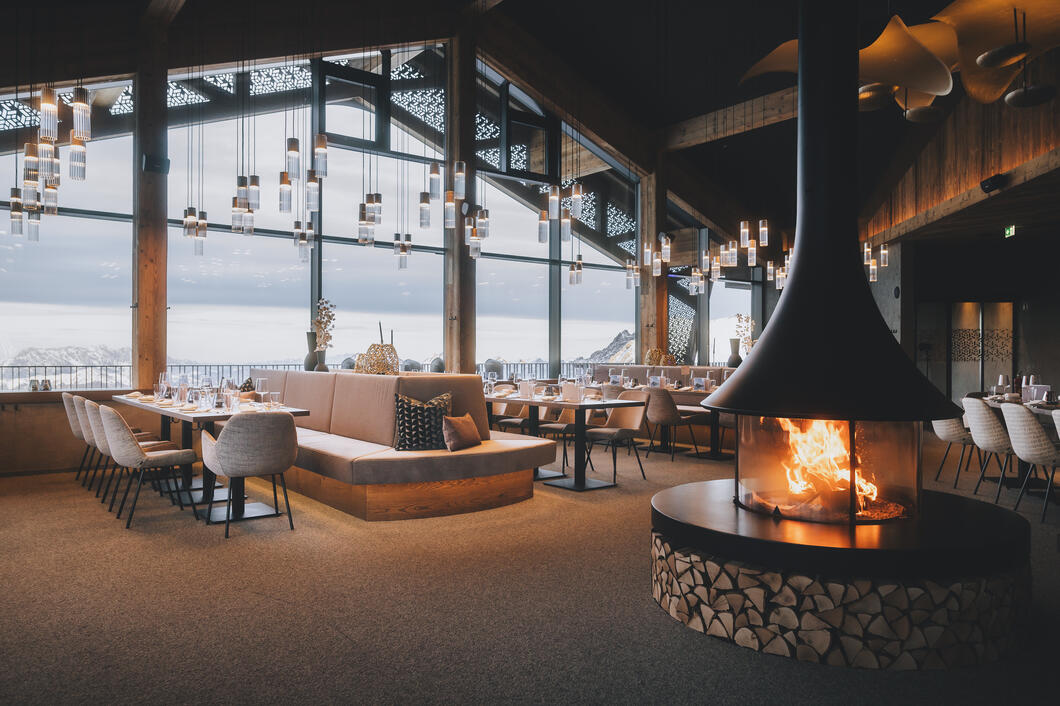 Modernes Restaurant mit Kamin und Bergblick
