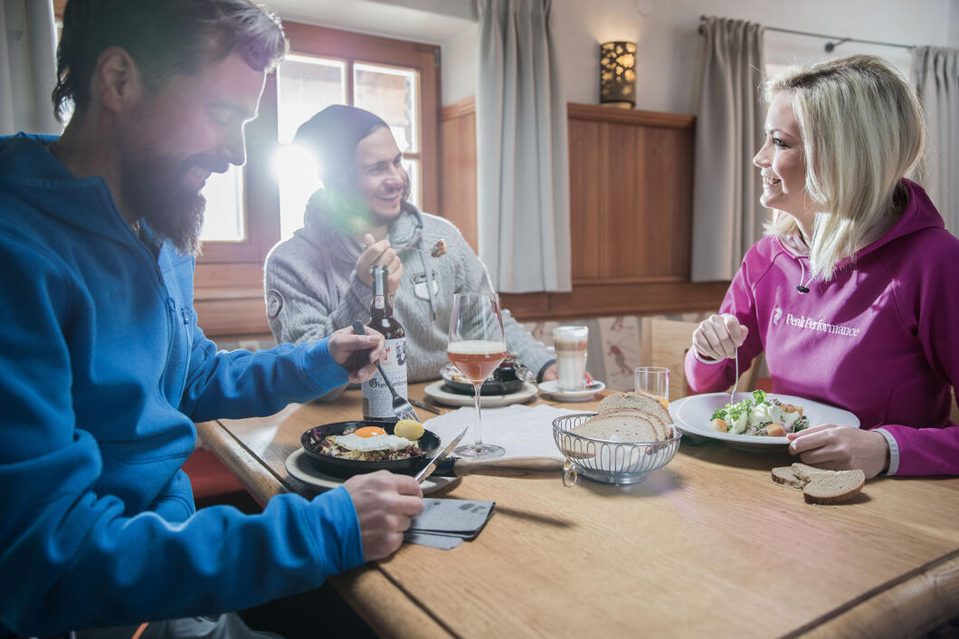 RESTAURANT GLETSCHERMÜHLE (1) | © Kitzsteinhorn Freshly prepared and down to earth are the dishes that are served here by friendly service staff in front of a stunning panorama | © Kitzsteinhorn