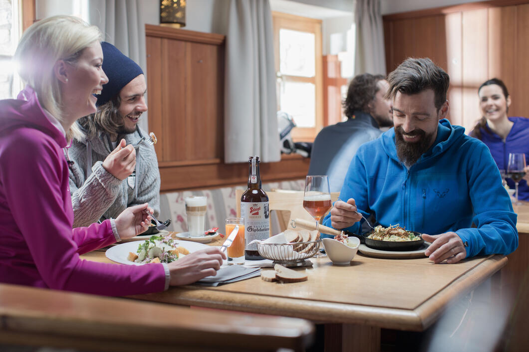 Das typisch österreichische Bedienungsrestaurant am Kitzsteinhorn auf 2.450 Metern | © Kitzsteinhorn