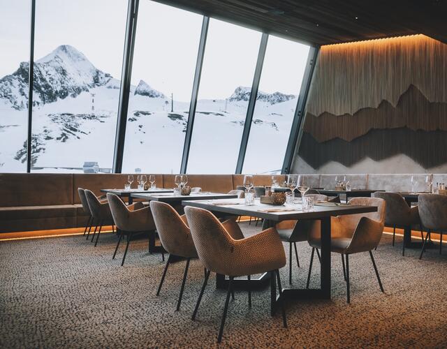 Elegantes Restaurant mit Blick auf verschneite Berge
