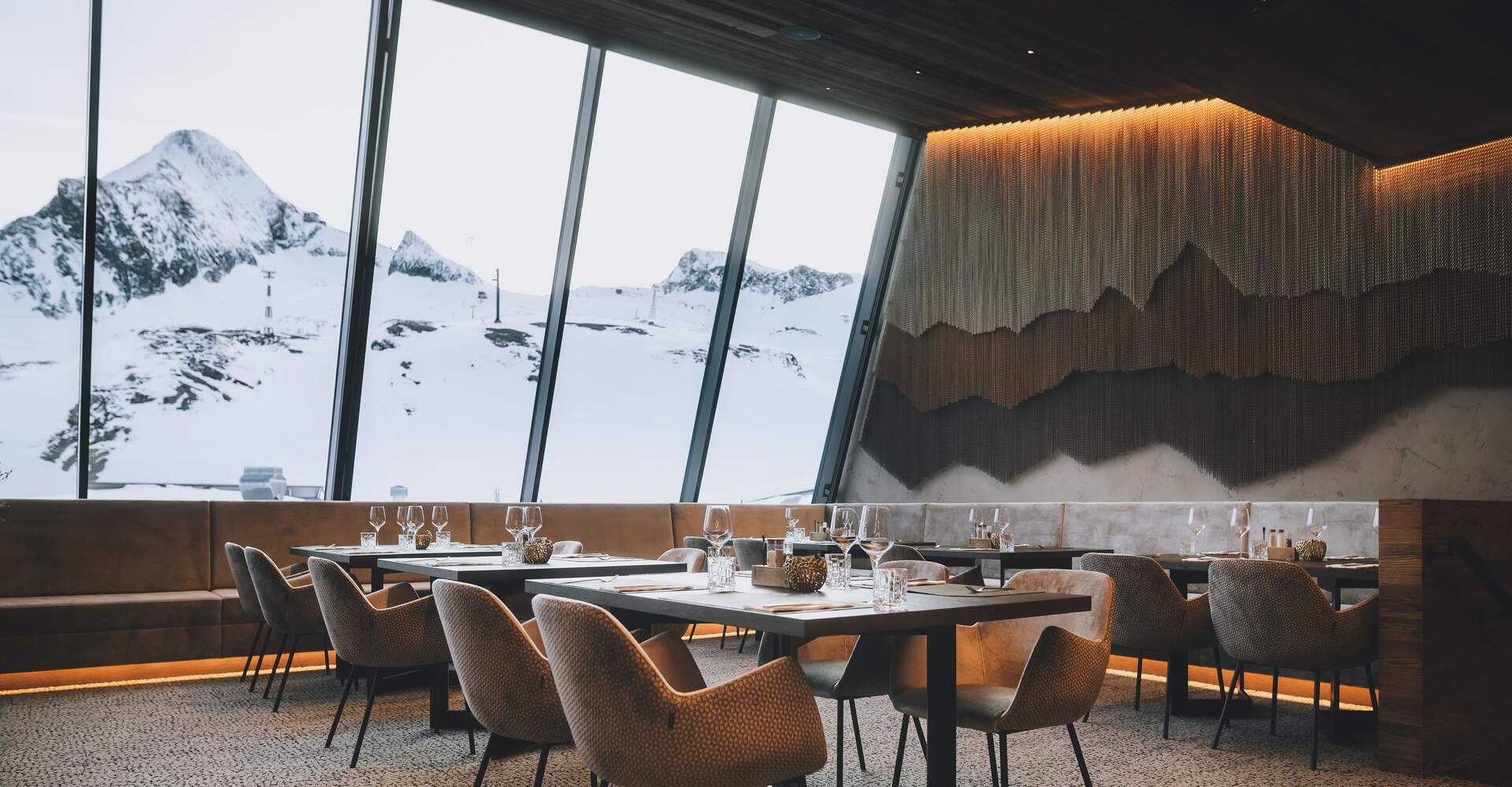 Elegantes Restaurant mit Blick auf verschneite Berge