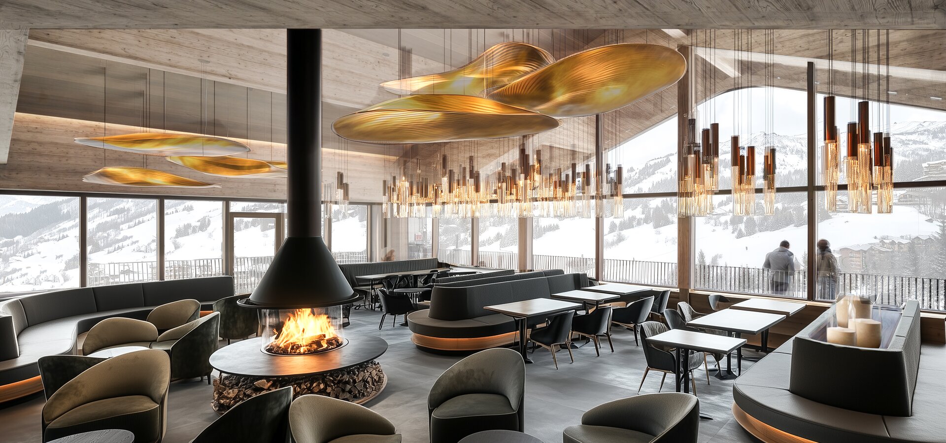 Innenansicht eines Restaurants mit Kamin, Tischen, Stühlen und goldfarbenen Lampen unter einer Holzdecke