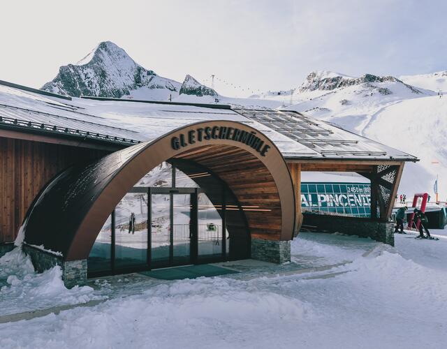 Gletschermühle Gebäude im verschneiten Skigebiet